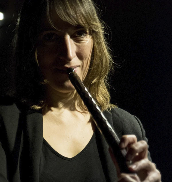 Eva Godard jouant du cornet à bouquin